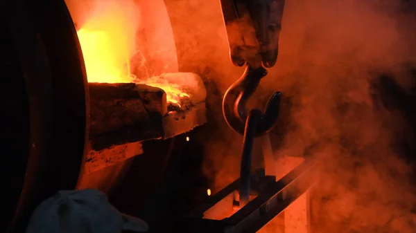 Varmt stål på stålverket. Lageropptak. Strømmende metall på støperiet. Tømming av flytende metall i åpent ildsted – stockfoto