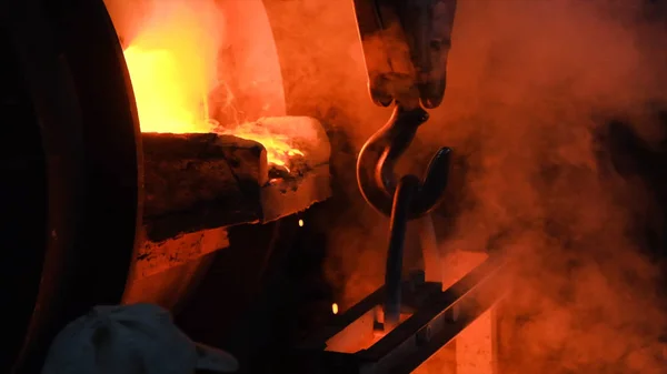 Versamento di acciaio caldo in acciaieria. Filmati delle scorte. Metallo fluente alla fonderia. Versamento di metallo liquido nel laboratorio del focolare aperto — Foto Stock