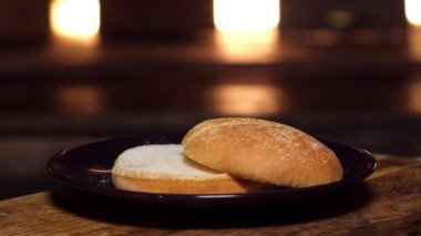 Bir tabak Burger topuz. Stok görüntüleri. Burger pişirmek için iştah açıcı topuz. Lezzetli yemekler