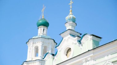 Güneşli bir günde beyaz kilise manzarası. Stok görüntüleri. Mavi gökyüzü arka plan üzerinde Eski beyaz Kilisesi