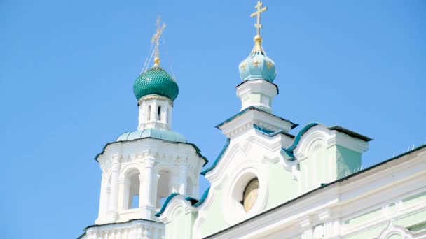 Pohled na bílou církev za slunečného dne. Skladní záběry. Starý Bílý kostel na modrém nebeském pozadí — Stock video