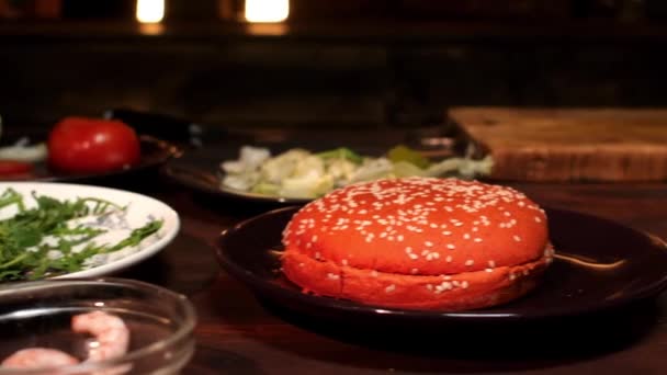 Pães multicoloridos para um hambúrguer. Imagens de stock. Hambúrgueres especiais para cozinhar no restaurante — Vídeo de Stock