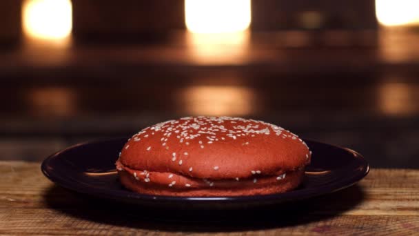 Burgerbrød på tallerkenen. Lageropptak. Spise brød for å steke hamburgere. Nydelig mat – stockvideo