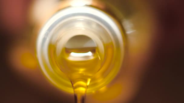 Macro extremo de aceite de oliva vertido de una botella original. Imágenes de archivo. Primer plano del aceite que sale de la botella — Vídeo de stock