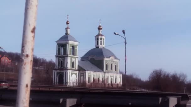 Hermosa pequeña iglesia ortodoxa sobre fondo azul del cielo. Imágenes de archivo. Hermosa iglesia católica antigua en estilo tótem de la arquitectura barroca rusa — Vídeo de stock