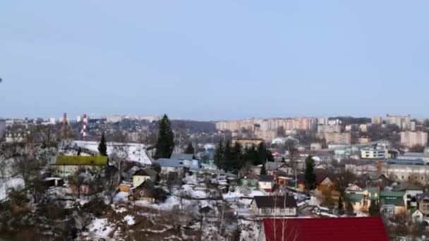 Gyönyörű kék templom a háttérben a város télen. Stock Footage. Feltételezés katedrális Szmolenszk emelkedik a város felett a háttérben ég — Stock videók