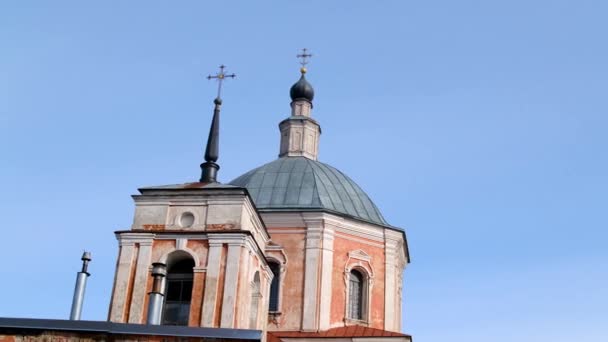 Vacker liten ortodox kyrka på blå himmel bakgrund. Stock film. Vackra gamla katolska kyrkan i totem stil period av rysk barock arkitektur — Stockvideo