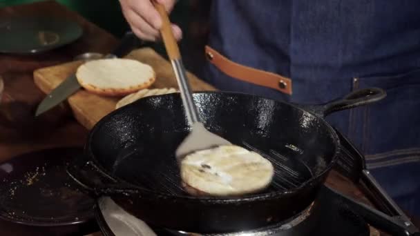 Ο σεφ τηγανίζει μοσχαρίσιο κρέας με τυρί για χάμπουργκερ και τσίζμπεργκερ. Υλικό από μετοχές. Ο σεφ τηγανίζει ένα μπέργκερ Πάτι. — Αρχείο Βίντεο
