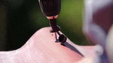Adam çatıdaki vidayı vidalayın. Stok görüntüleri. Profesyonel işçi bir çatı bir çatı montajı üzerinde çalışır bir metal çini levhalar ve matkaplar bir vida ile bir matkap