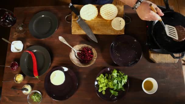 Chef prepara uma costeleta para um hambúrguer com queijo. Imagens de stock. Visão superior sobre os preparativos de processo de hambúrguer — Vídeo de Stock