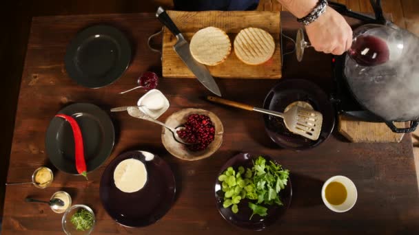 Chef prépare la sauce au vin. Images d'archives. Vue du dessus sur la préparation sauce au vin pour les plats de viande dans une casserole — Video