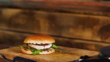 Biftek, peynir ve yeşillikler ile lezzetli burger. Stok görüntüleri. Peynir ile hazır sulu Burger