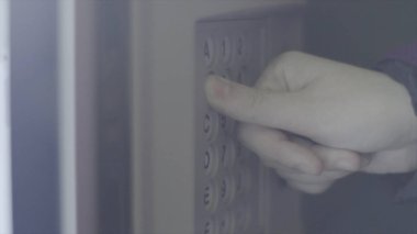 Kadın otomattaki düğmelere basAr. Stok görüntüleri. Kadın el otomat paneline kod girer. Otomattan gelen sayılar ve harflerle tuş takımı