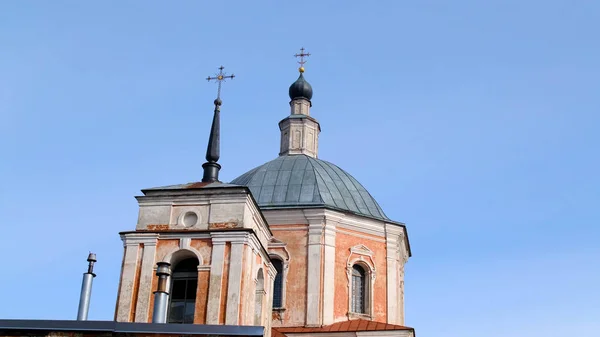 Krásná malá pravoslavná církev na modrém nebi pozadí. Skladní záběry. Krásná stará katolická církev v Totemu období ruské barokní architektury — Stock fotografie
