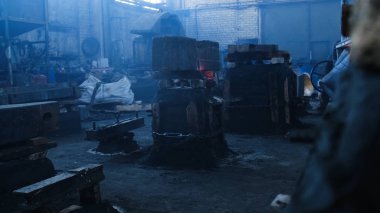 Dökme demir kalıp. Stok görüntüleri. Metalürjik kuruluşta ısıtılmış Metal için kübik formda panoları ve zincirleri ile sabit preslenmiş kalıp