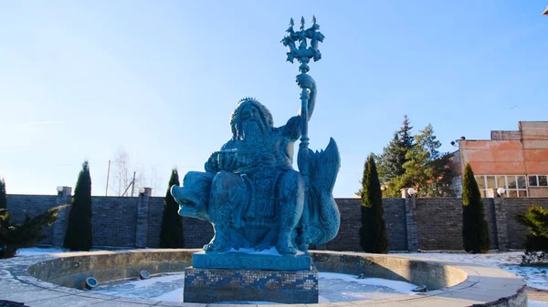 Statue fontaine de Neptune en hiver. Images d'archives. Belle sculpture de Neptune assis sur des dauphins se dresse dans la fontaine inactive en hiver — Photo