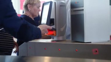 E-Pass sistemini kontrol edin. Medya. Kart okuyucu ile Turnstile. Elektronik kontrol noktası. Erişim kontrol sistemi