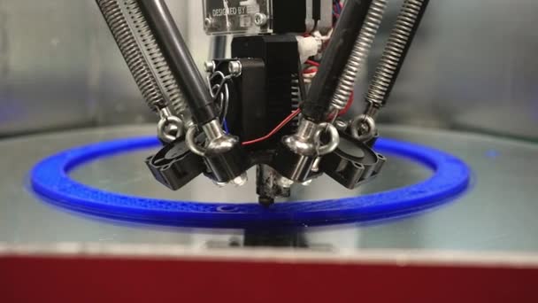 3D-Drucker helles Modell aus nächster Nähe. Medien. Der automatische 3D-Drucker führt Plastikmodellierung im Labor durch. moderne additive Technologien, industrielle Revolution — Stockvideo