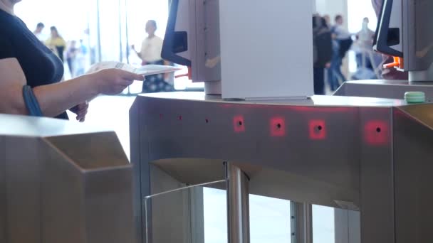 Eintritt mit E-Pass. Medien. automatischer Checkpoint mit kontaktlosem Zugriff. Drehkreuz mit Kartenleser. elektronischer Kontrollpunkt. Zutrittskontrollsystem — Stockvideo