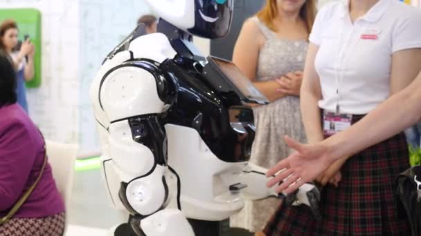 Екатеринбург, Россия - июль 2019 г.: Высокотехнологичный робот на выставке. СМИ. Роботизированный человек, как робот-дроид, делает жест — стоковое видео