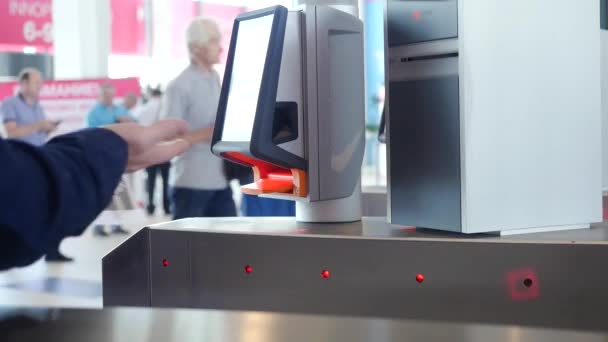 Ingang met e-Pass. Media. Automatische controlepost met contactloze toegang. Turnstile met kaartlezer. Elektronische controlepost. Toegangscontrole systeem — Stockvideo