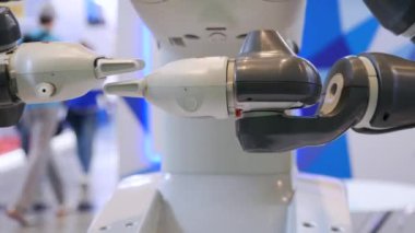 Robot yeteneklerini gösteriyor. Medya. Ellerinin karmaşık rotasyonel hareketlerini yapan robotlar elleriyle yakın çekim