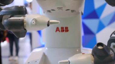 Robot yeteneklerini gösteriyor. Medya. Ellerinin karmaşık rotasyonel hareketlerini yapan robotlar elleriyle yakın çekim