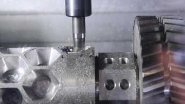 Freze kesiciyle metal işleme kesme işlemi. Medya. CNC makine metal detay süreçleri. En son makinede metal iş parçasının işlenmesi yakın çekim