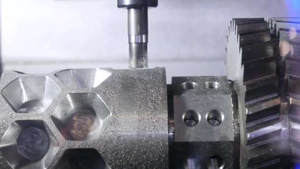 Proceso de corte de metalurgia por fresadora. Medios. Máquina CNC procesa el detalle metálico. Primer plano del procesamiento de piezas metálicas en la última máquina — Vídeo de stock