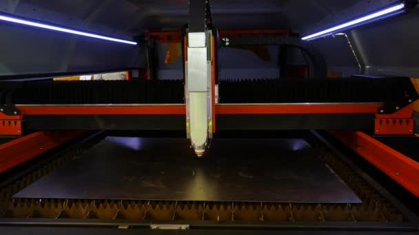 Snijden van metaal. Media. Vonken vliegen van laser. CNC lasersnijden van metaal, moderne industriële technologie — Stockvideo