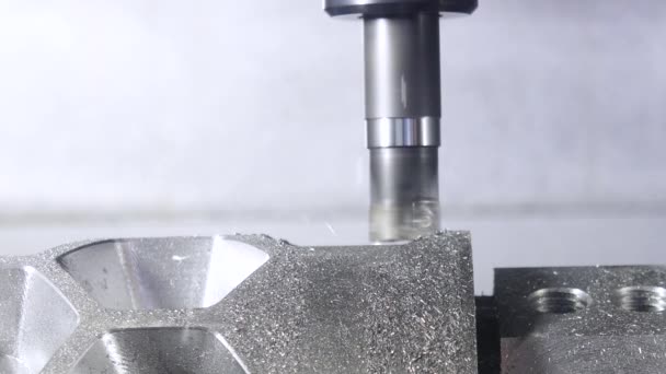 Freze kesiciyle metal işleme kesme işlemi. Medya. CNC makine metal detay süreçleri. En son makinede metal iş parçasının işlenmesi yakın çekim — Stok video