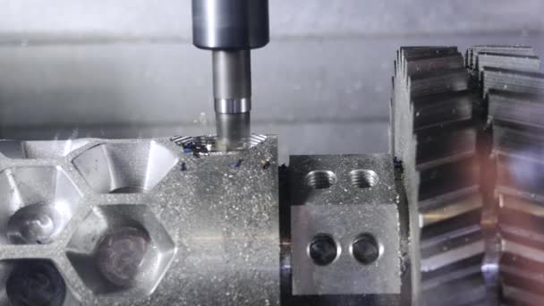 Proceso de corte de metalurgia por fresadora. Medios. Máquina CNC procesa el detalle metálico. Primer plano del procesamiento de piezas metálicas en la última máquina — Vídeos de Stock