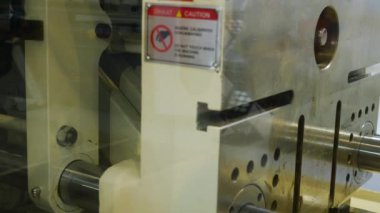 Sac levha damgalama aracı Die. Medya. Metal delme mekanizması. Progressive damgalama sistemi