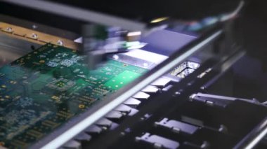Elektronik devre kartı kapanacak. Medya. Elektronik çip oluşturma süreci. Elektronik çip oluşturmak için robotun otomatik çalışması