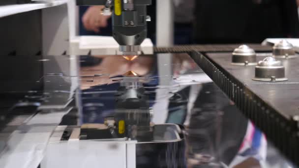 Schneiden von Metall. Medien. Funken fliegen vom Laser. CNC-Laserschneiden von Metall, moderne Industrietechnologie — Stockvideo