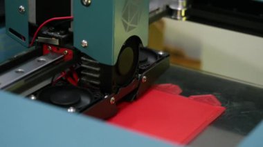 Modern 3D yazıcı baskı şekil yakın çekim. Medya. 3D yazıcı çalışması. Elektronik üç boyutlu plastik yazıcı, 3D yazıcı