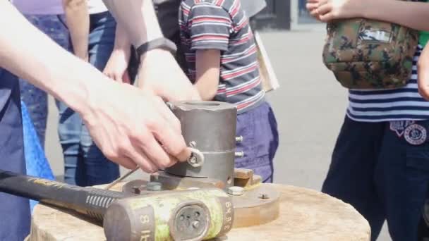 Hand geslagen munten. Media. Roman geslagen munt gehouden in de hand na het hameren proces van het Minten-historische reconstructie — Stockvideo