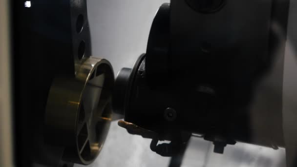 High-precision metal processing on the machine. Media. CNC machine processes metal detail. Close-up of the metal workpiece processing on the latest machine — Stock Video