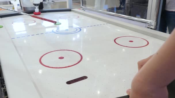 Roboten leker med en man i bordshockey. Media. Hög teknik för robotar utveckling — Stockvideo