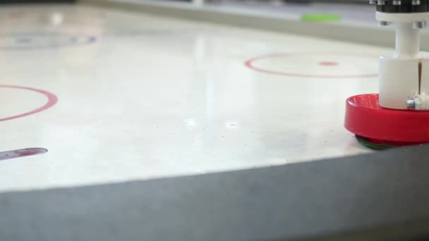 Homme jouant avec un robot. Les médias. L'homme interagit avec un robot dans la vie jouant au hockey sur table — Video