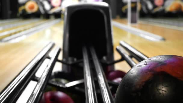 Rek voor bowling ballen close-up. Media. Bowling Club voor amusement en wedstrijden — Stockvideo