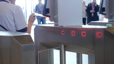 E-Pass ile giriş. Medya. Temassız erişime sahip otomatik denetim noktası. Kart okuyucu ile Turnstile. Elektronik kontrol noktası. Erişim kontrol sistemi