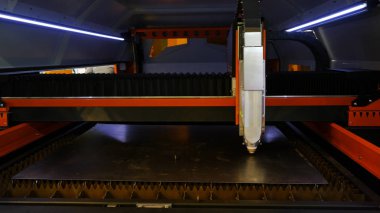 Metal kesimi. Medya. Kıvılcımlar lazerden uçar. Metal, modern Endüstriyel Teknoloji CNC lazer kesim