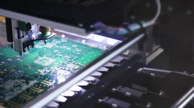 Elektronik devre kartı kapanacak. Medya. Elektronik çip oluşturma süreci. Elektronik çip oluşturmak için robotun otomatik çalışması