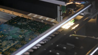 Elektronik devre kartı kapanacak. Medya. Elektronik çip oluşturma süreci. Elektronik çip oluşturmak için robotun otomatik çalışması