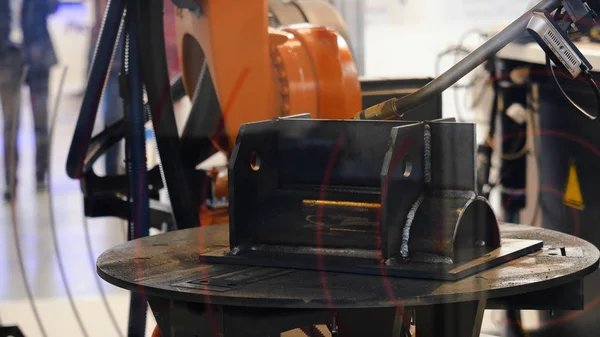 机器人焊接是焊接装配汽车零件在展会上。媒体。高科技机器展览会 — 图库照片