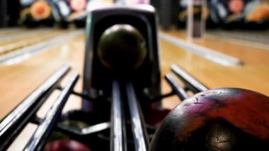 Bowling salonu önünde bir mekanizma haddeleme yeşil bir topu ile modern bowling salonu. Medya. Bowling kulübü, spor ve aktivite konseptinde kaseler için yakın çekim.