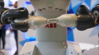 Yüksek teknoloji, otomatik robot ellerini hareket ettiren Expo, fuarda ulusların başarılarıyla yer alıyor. Medya. Modern robot elleri hareket halinde.