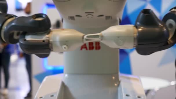 ハイテク、エキスポで手を動かす自動化されたロボット、国家の成果を持つ展示会。メディア。動いている現代のロボットの手のためのクローズアップ. — ストック動画