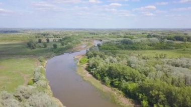Yaz aylarında mevcut nehir ile yeşil orman alanının üst görünümü. Klip. Turizm için mükemmel bir yer. Milli parkta ekolojik olarak temiz alan